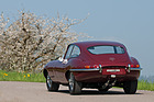 Jaguar E Type Coupé (1965) - filigrane Stossstangen, kaum Ornamente auf der Karosserie
