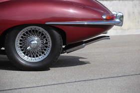 Jaguar E Type Coupé (1965) - für Rennzwecke liess man die vorderen Dämpfer im Auspuffsystem weg
