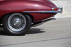 Jaguar E Type Coupé (1965) - für Rennzwecke liess man die vorderen Dämpfer im Auspuffsystem weg