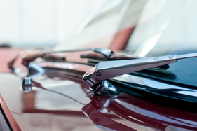 Jaguar E Type Coupé (1965) - kleine Scheibenwischer, dafür drei davon
