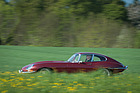 Jaguar E Type Coupé (1965) - obschon das Coupé aerodynamischer wirkt, waren die Cabriolets oft schneller