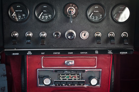 Jaguar E Type Coupé (1965) - schöne Kippschalter und Zusatzinstrumente