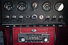 Jaguar E Type Coupé (1965) - schöne Kippschalter und Zusatzinstrumente