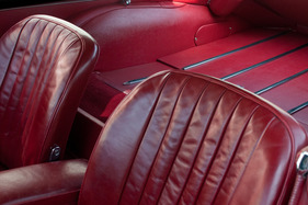 Jaguar E Type Coupé (1965) - wunderschöner Innenraum in Bordeaux