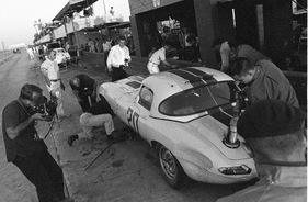 Jaguar E-Type Lightweight (1963) - Boxenstopp des Jaguar E-Type #29, gefahren von den Legenden Bruce McLaren und Walt Hansgen (12 Stunden von Sebring 1963) Jaguar E-Type Lightweight (1963) - Boxenstopp des Jaguar E-Type #29, gefahren von den Legenden Bruce McLaren und Walt Hansgen (12 Stunden von Sebring 1963)