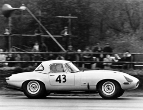 Jaguar E Type Lightweight (1963) - einer der raren originalen Lightweight-Katzen im Renneinsatz