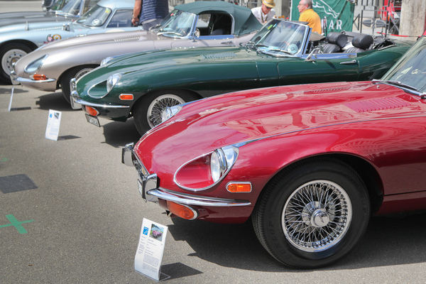 Jaguar E-Type Roadster (1972) - Alle drei Serien auf einem Bild beim Zürich Classic Car Award 2021