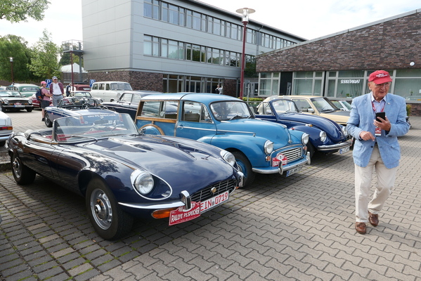 Jaguar E-Type Roadster Serie III mit Zwölfzylinder in einer seltenen Version als Handschalter, daneben ein unverwüstlicher Morris Minor Traveller mit Holz-Kombiaufbau – Einbecker Oldtimertage 2025