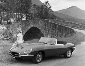 Jaguar E-Type Roadster Series 1 (1963) - eigentlich war der Roadster ein vollwertiges Cabriolet mit Kurbelfenstern, schön aussehen tat er auf jeden Fall