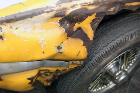 Jaguar E Type S1 (1964) - mit Ausbeulen ist es hier nicht mehr getan - Oldtimer- und Teilemarkt Fribourg 2014