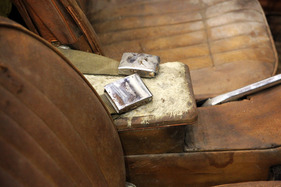 Jaguar E Type S1 (1964) - rares Detail - Beckengurten mit Jaguar-Emblem - Oldtimer- und Teilemarkt Fribourg 2014