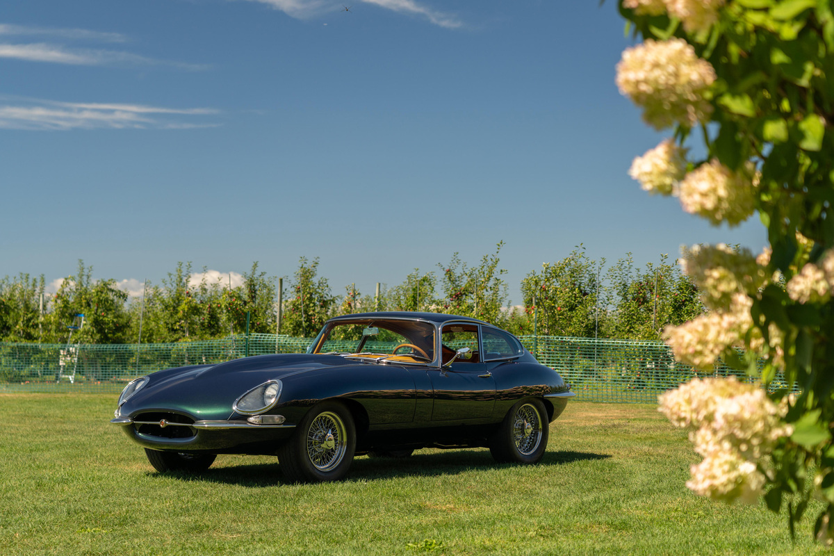 Jaguar E-Type S1 FHC (modernized) (1965) - als Lot 131 an der Bonhams Audrain Versteigerung 2025
