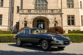 Jaguar E-Type S1 FHC (modernized) (1965) - als Lot 131 an der Bonhams Audrain Versteigerung 2025
