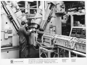 Jaguar E-Type S3 V12 (1971) – Für den V12-Motor installierte Jaguar erstmals eine brandneue Motorenfertigung, jene für den XK-Motor hatte William Lyons in den 1940ern gebraucht von Standard abgekauft