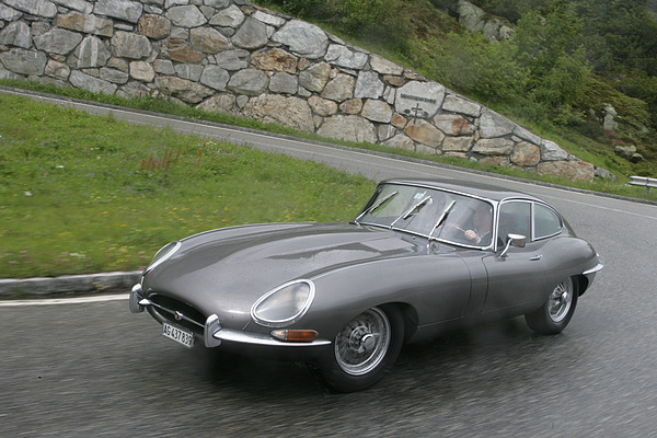 Jaguar E-Type Serie 1 von 1963 - In den Kehren einer Schweizer Passstrasse