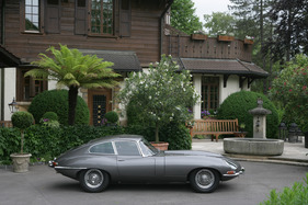 Jaguar E-Type Serie 1 von 1963 - Rundungen und gestreckte Linienführung, schon im Stand sieht der E-Type schnell aus Jaguar E-Type Serie 1 von 1963 - Rundungen und gestreckte Linienführung, schon im Stand sieht der E-Type schnell aus