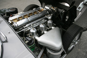 Jaguar E-Type Serie 1 von 1963 - Selbst der Motor könnte als Design-Artikel durchgehen