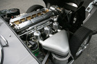 Jaguar E-Type Serie 1 von 1963 - Selbst der Motor könnte als Design-Artikel durchgehen