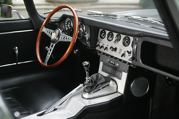 Jaguar E-Type Serie 1 von 1963 - Wunderschönes und funktionelles Interieur des E-Types der Serie 1 - das Alu-Mittelteil verschwnand bereits nach wenigen Baujahren