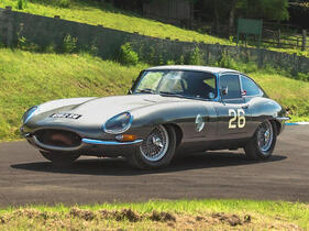Jaguar E-Type Series 1 3.8-Litre 'Flat Floor' Competition Coupé (1961) - als Lot 171 an der Bonhams Goodwood Revival Versteigerung 2025