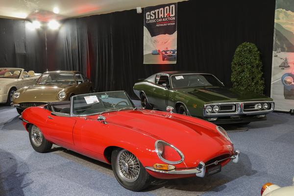 Jaguar E-Type Series 1 3.8-Litre Flat Floor Roadster (1961) - Lot 135 an der Oldtimer Galerie Toffen Versteigerung von Gstaad am 29. Dezember 2024