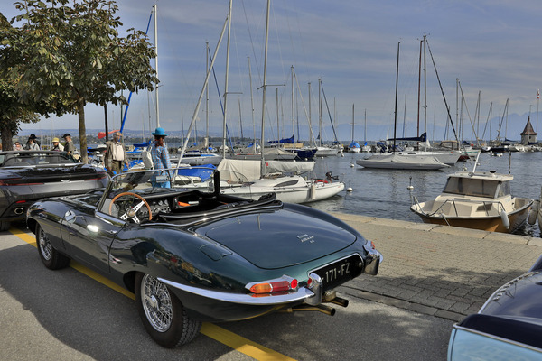 Jaguar E-Type Series 1 4.2 Convertible fotogen am Hafen geparkt - 29. Swiss Classic British Car Meeting Morges 2021