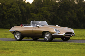 Jaguar E-Type Series 1 4.2 Litre Roadster (1967) - als Lot 255 an der RM/Sotheby's Monterey Versteigerung vom 12. bis 14. August 2021