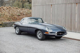 Jaguar E-Type 'Series 1' 4.2-Litre Roadster offered with Hardtop (1965) - angeboten als Lot 152 an der Bonhams The Autoworld Sale in Brüssel am 13. Mai 2023