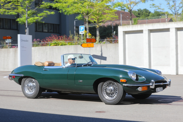 Jaguar E-Type Series 2 (1970) - bei der Anfahrt - Older Classics August 2024