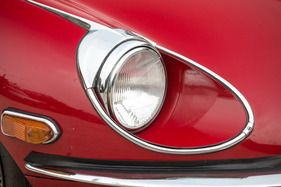 Jaguar E-Type Series 2 (1970) - die neu gestalteten Scheinwerfer ohne Abdeckungen, aber mit mehr Chrom