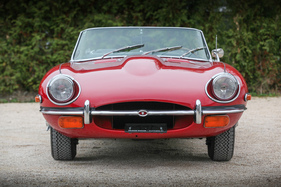Jaguar E-Type Series 2 (1970) - gut sichtbar die deutlich vergrösserte Kühleröffnung