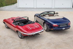 Jaguar E-Type Series 2 (1970) und Jaguar XK8 Convertible (2000) - von hinten sind die Parallelen im Design weniger gut sichtbar (2000)