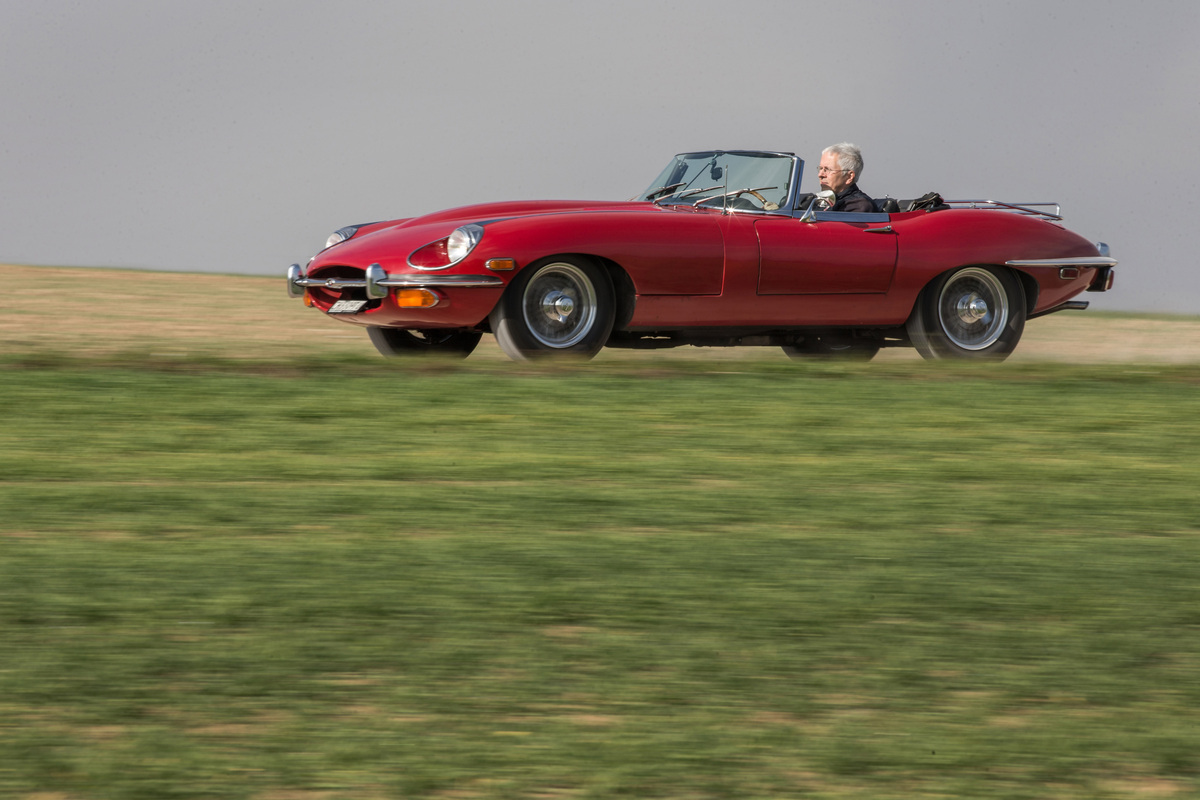 Jaguar E-Type Series 2 (1970) - von der Serie 1 unterscheiden das Cabriolet vor allem die neue Gestaltung von Front und Heck
