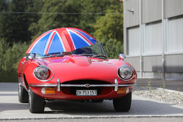 Jaguar E-Type Series II (1970) - unter schützendem und passendem Sonnenschirm - 6. Lägern Classic 2023