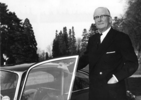 Jaguar E Type - Sir William Lyons bei der Vorführung des E-Types - Autosalon Genf 1961