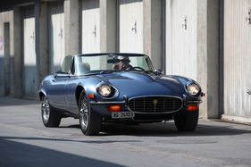 Jaguar E Type V12 (1972) - die luxuriöse Variante des 1961 erstmals gezeigten Sportwagens - am Swiss Classic British Car Meeting Morges vom 4. Oktober 2014