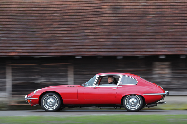 Jaguar E-Type V12 Coupé (1973) - mit zufriedenem Fahrer - OSMT Zug am 5. Mai 2019