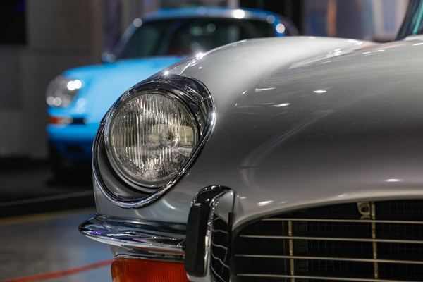 Jaguar E-Type V12 FHC (1973) - mit Erbacher 911 im Hintergrund - 38. Auto Zürich 2025