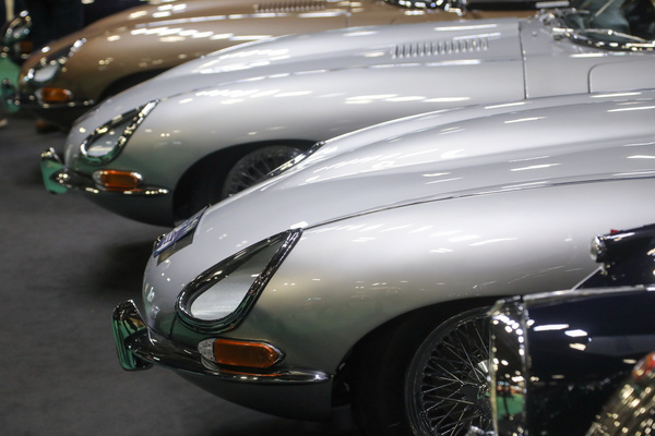 Jaguar E-Type der ersten Serie in Reih und Glied - Rétromobile Paris 2024