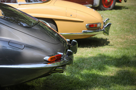 Jaguar E-Type und Mercedes-Benz 300 SL in der Klasse "The Cars fo the Geneva International Motor Show" - Concours d'Elégance Suisse Château Coppet 2023 Jaguar E-Type und Mercedes-Benz 300 SL in der Klasse "The Cars fo the Geneva International Motor Show" - Concours d'Elégance Suisse Château Coppet 2023