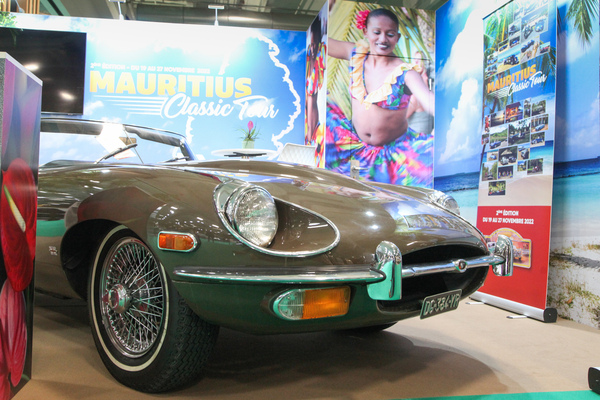 Jaguar E-Type wirbt für die Mauritius Classic - Rétromobile Paris 2022