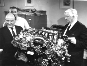 Jaguar E V12 (1972) - Harry Mundy und Walter Hassan mit ihrem V12