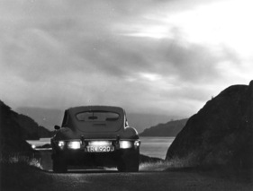 Jaguar E V12 (1972) - fährt in die Nacht hinein