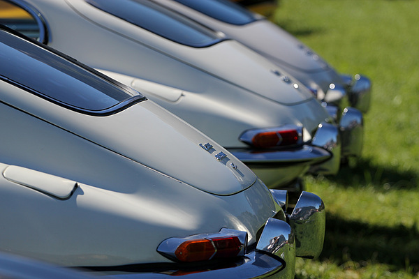 Jaguar E am British Car Meeting 2011 in Mollis - drei weisse E-Type-Coupés