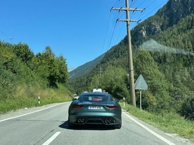 Bild Jaguar F-Type R. Am Alpenbrevet sind ansonsten nur Autos älter als 25 Jahre zugelassen, nur bei Jaguar besteht eine Ausnahme - Alpenbrevet 2025