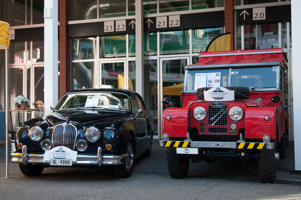 Jaguar Limousine neben rustikalem Land Rover - RAID Suisse-Paris 2015
