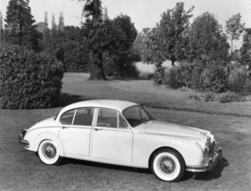 Jaguar Mark 2 (1960) - mit grössere Frontscheibe, dünnen Pfosten und Panorama-Heckscheibe