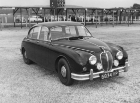 Jaguar Mark II (1960) - bei Testfahrten auf dem Goodwood Circuit Jaguar Mark II (1960) - bei Testfahrten auf dem Goodwood Circuit