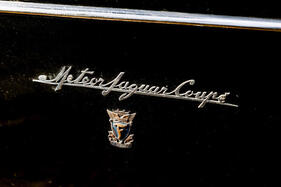 Jaguar Mark VII Coupé Meteor (1951) – aufwendig gearbeiteter, einteiliger Schriftzug und verschnörkeltes Firmenwappen
