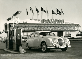 Jaguar Mk 1 3.4 (1959) - vor einem italienischen Pavesi-Autobahnrestaurant im Jahr 1961 Jaguar Mk 1 3.4 (1959) - vor einem italienischen Pavesi-Autobahnrestaurant im Jahr 1961